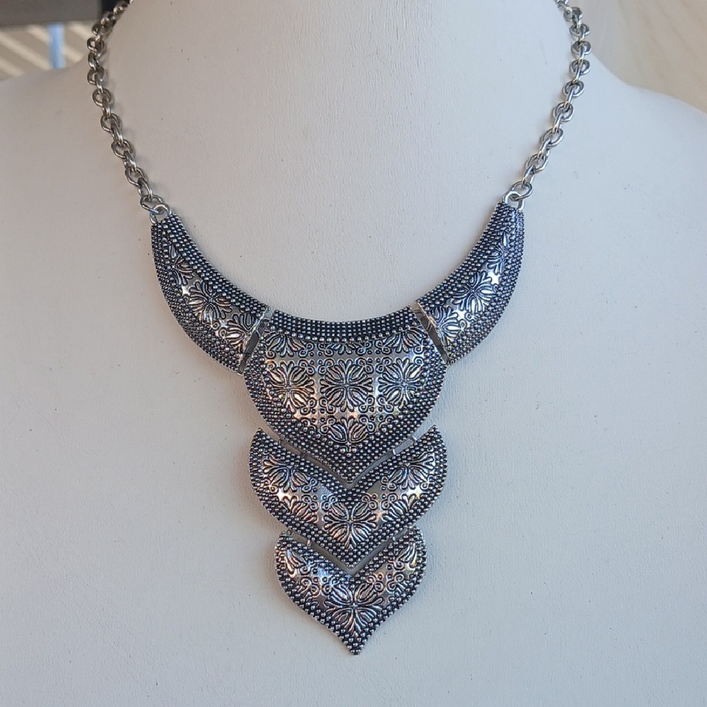 Paparazzi Silver Intricate Design Necklace